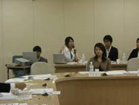 協議会で発表する「ＮＰＯカタリバ」代表の中澤久美さん