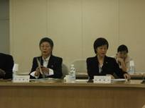 協議会で発表する、戸田輝子さんと、加藤陽子さん